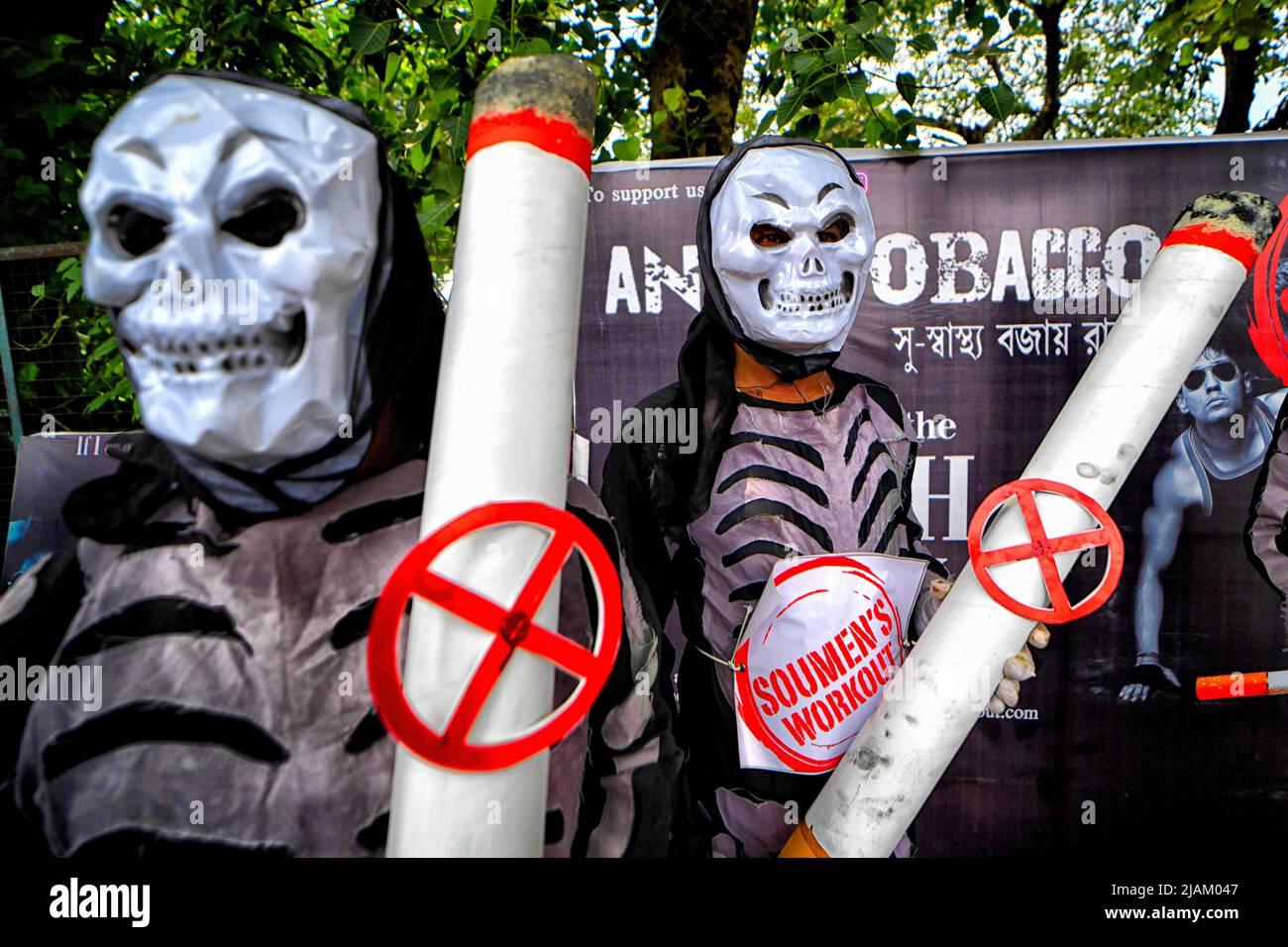 Los activistas vieron vestidos con trajes de esqueleto mientras sostenían  réplicas de cigarrillos durante el programa de sensibilización del Día  Mundial Sin Tabaco en Kolkata. Se llevó a cabo una campaña para