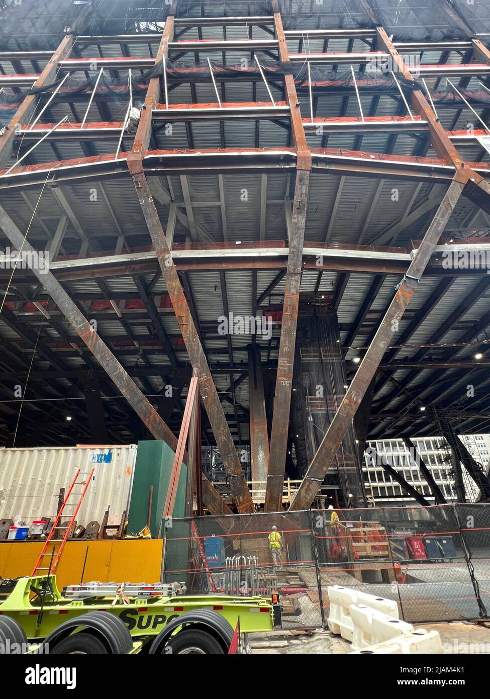 Mirando hacia arriba el trabajo de la viga de hierro en un edificio grande que  sube en la calle 47th y la avenida Vanderbilt en el centro de Manhattan, la  ciudad de