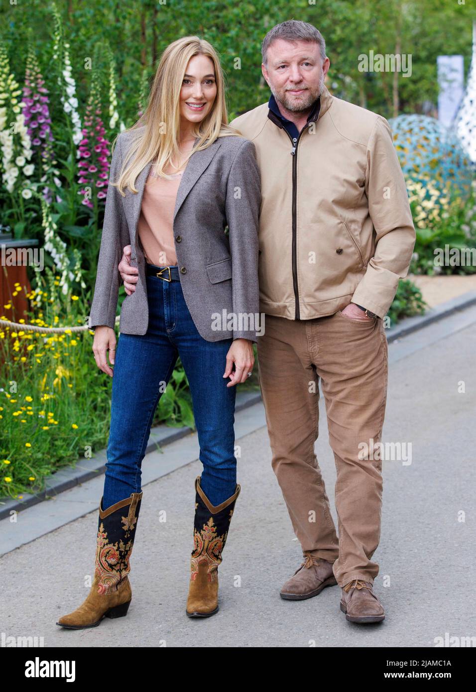 Guy Ritchie, director de cine, productor, guionista y empresario, con su esposa, Jacqui Ainsley, un modelo. Foto de stock