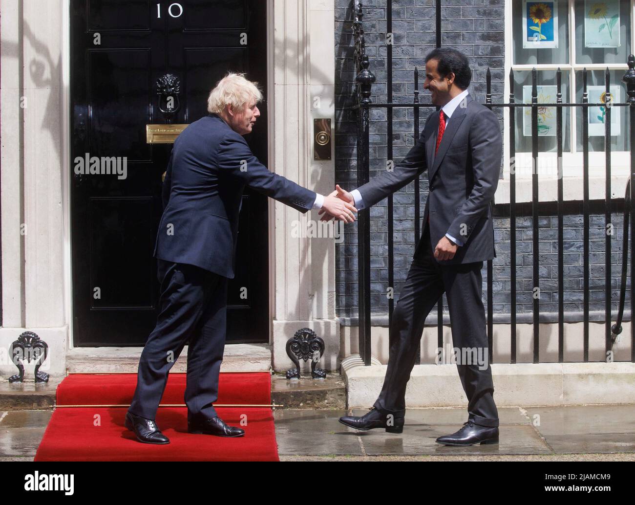 El emir de Qatar, Jeque Tamim bin Hamad Al Thani, llega al 10 de Downing Street para conversar con el primer ministro del Reino Unido, Boris Johnson. Foto de stock