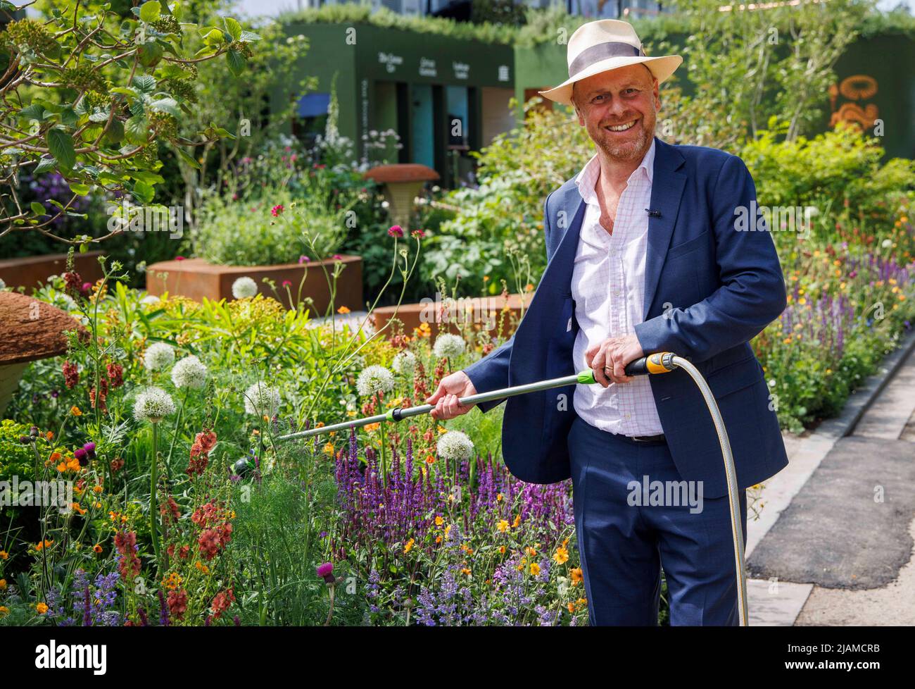 Joe Swift, experto en jardín, diseñador y presentador de televisión, en el Salón de Flores de Chelsea de RHS Foto de stock