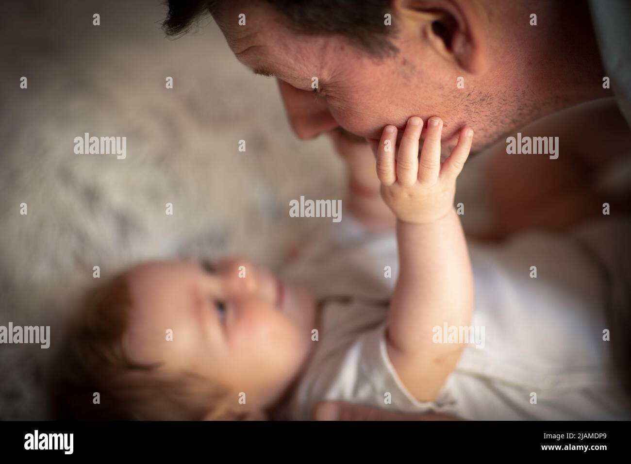 Feliz niña abrazando con su sonriente padre .maternidad e infancia. Foto de stock