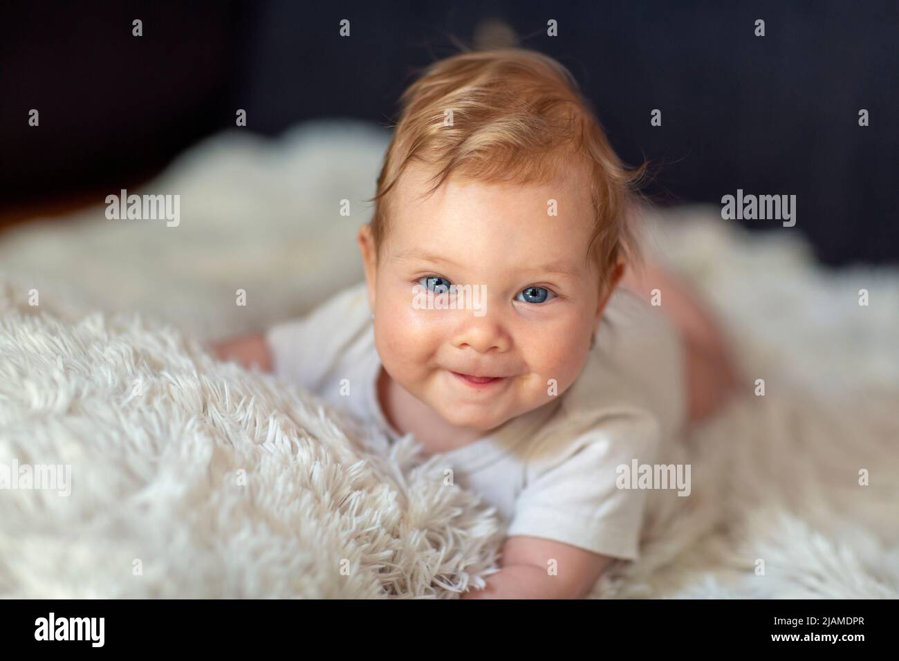 Adorable niña con hermoso azul eyes.crawling baby.child sonriendo. Foto de stock