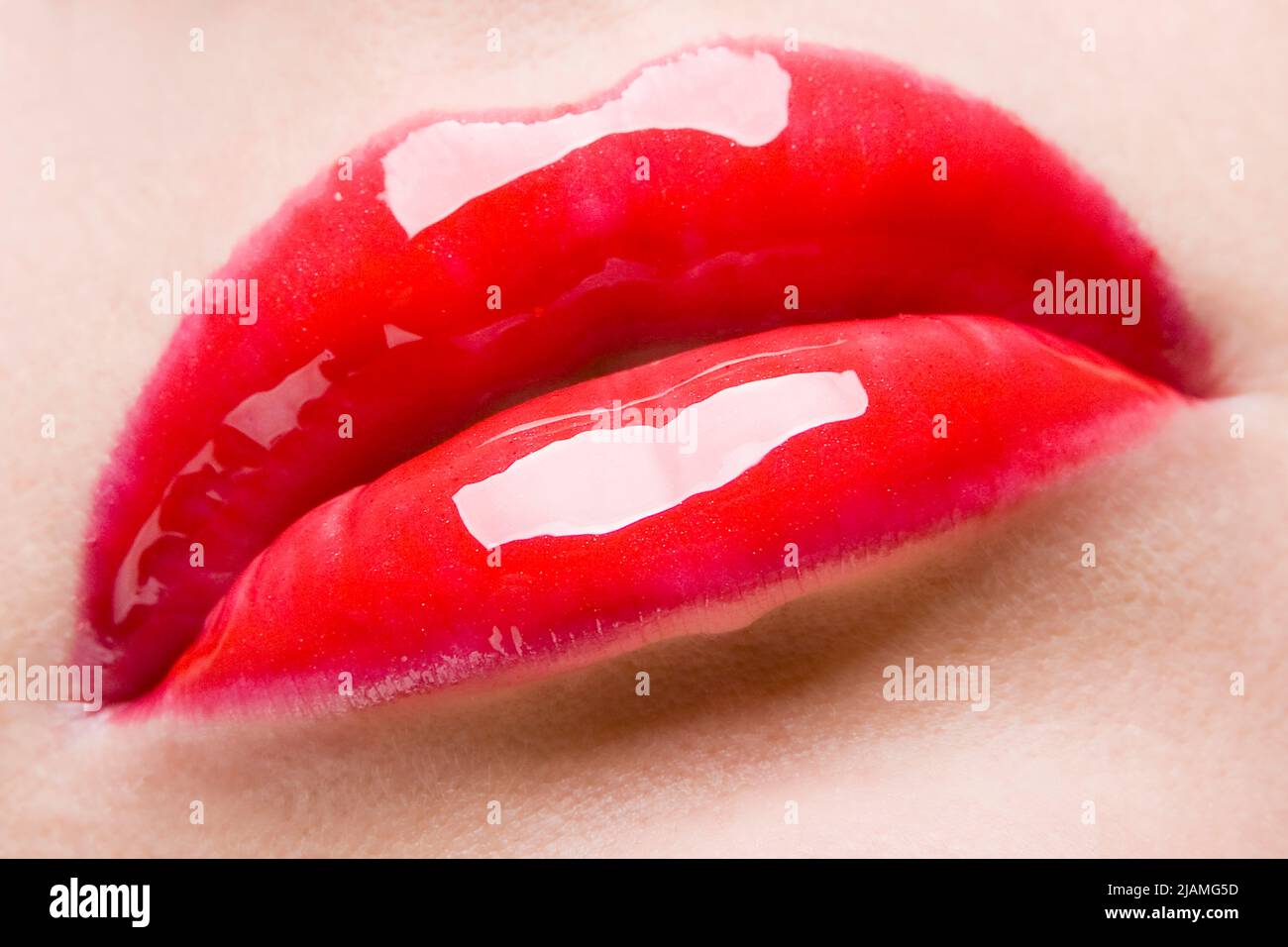 Labios calientes labios sensuales con lápiz labial rojo brillante Foto de stock