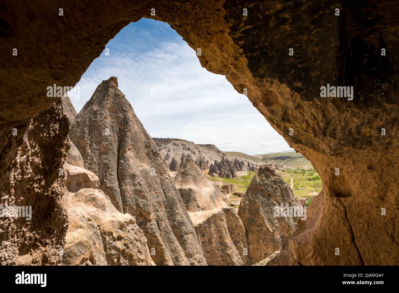 Vista desde casa cueva en el Valle de Ilhara con chimenea de hadas Foto de stock