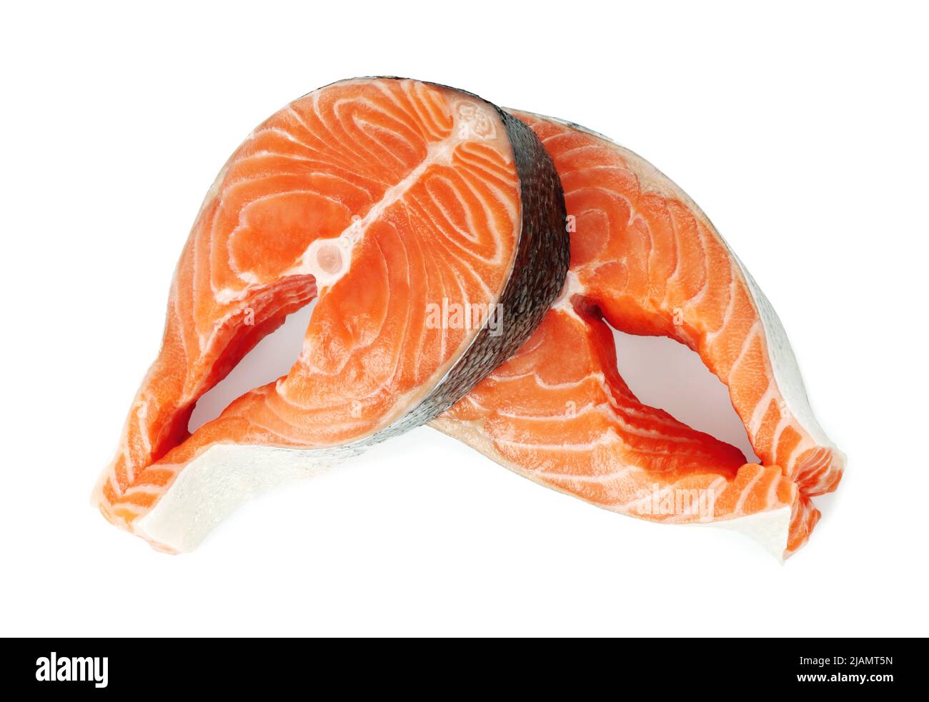 Filetes de salmón crudo recién hecho sobre fondo blanco de cerca Foto de stock