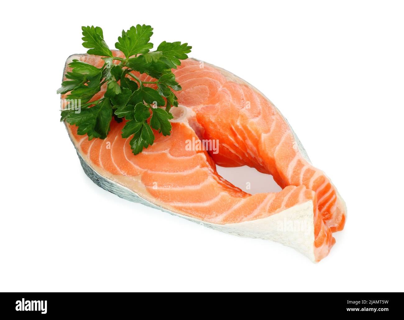 Filete de salmón crudo recién hecho con color verde en fondo blanco de cerca Foto de stock