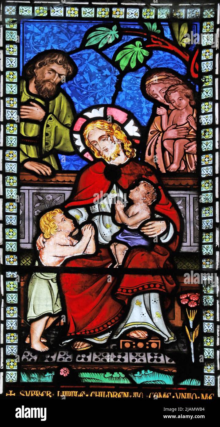 Una vidriera de Frederick Preedy que representa a los niños bendecidos por Jesús, Iglesia de Todos los Santos, Iglesia Lench, Worcestershire Foto de stock