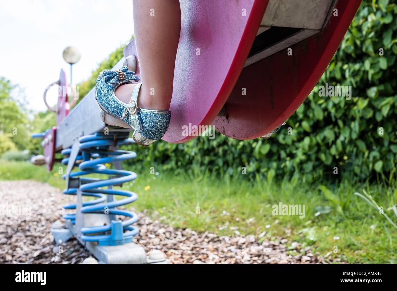 Las piernas de niño en hermosos zapatos de tacón alto se balancea en un columpio, en un patio de juegos Fotografía de stock - Alamy