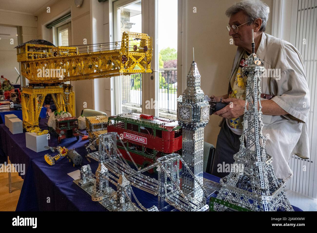 Londres, Reino Unido. 31st de mayo de 2022. Ted Pritchard, de la sociedad meccano de Londres Occidental, pone los toques finales de la grúa modelo grande en una celebración del 150th cumpleaños del artista William Heath Robinson en el Museo Heath Robinson en Pinner, al noroeste de Londres. El museo fue construido en 2016 para mostrar la colección más grande del Reino Unido de dibujos Heath Robinson incluyendo sus famosos artilugios así como ilustraciones de libros. Crédito: Stephen Chung/Alamy Live News Foto de stock