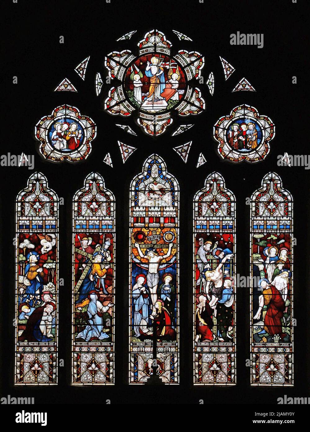 Una vidriera de Clayton & Bell (1879) que representa la Pasión de Cristo, la Iglesia de San Nicolás, Alcester, Warwickshire Foto de stock