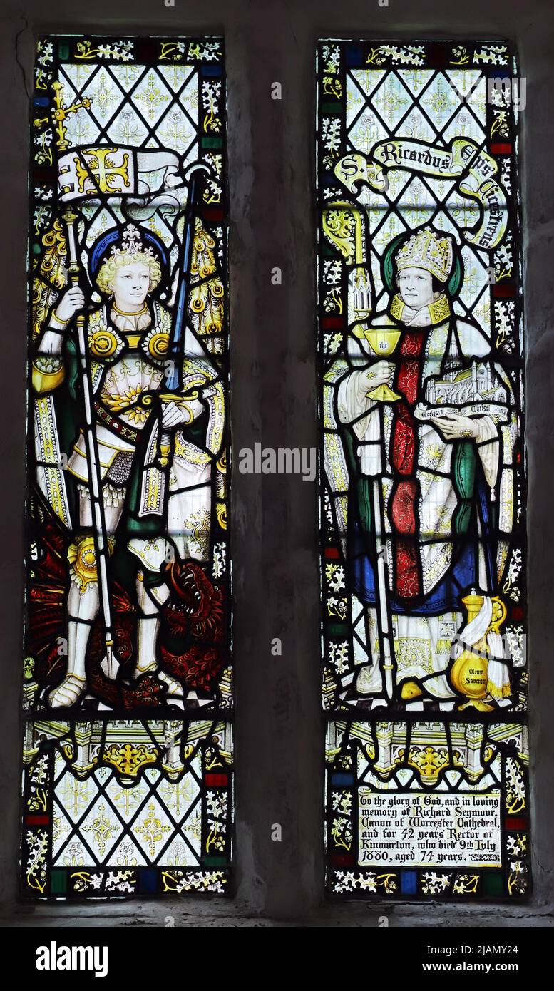 Una vidriera junto a los estudios Kempe que representa a San Miguel y Richard de Chichester, la Iglesia de Santa María, Kinwarton, Warwickshire Foto de stock