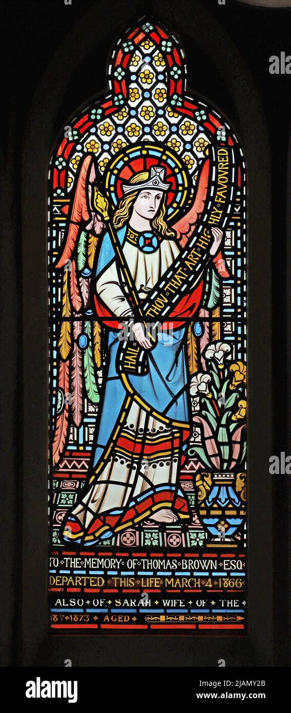 Una vidriera de Alexander Gibbs que representa al Ángel Gabriel en la Anunciación a la Virgen María, Iglesia de Santa María, Kinwarton, Warwickshir Foto de stock