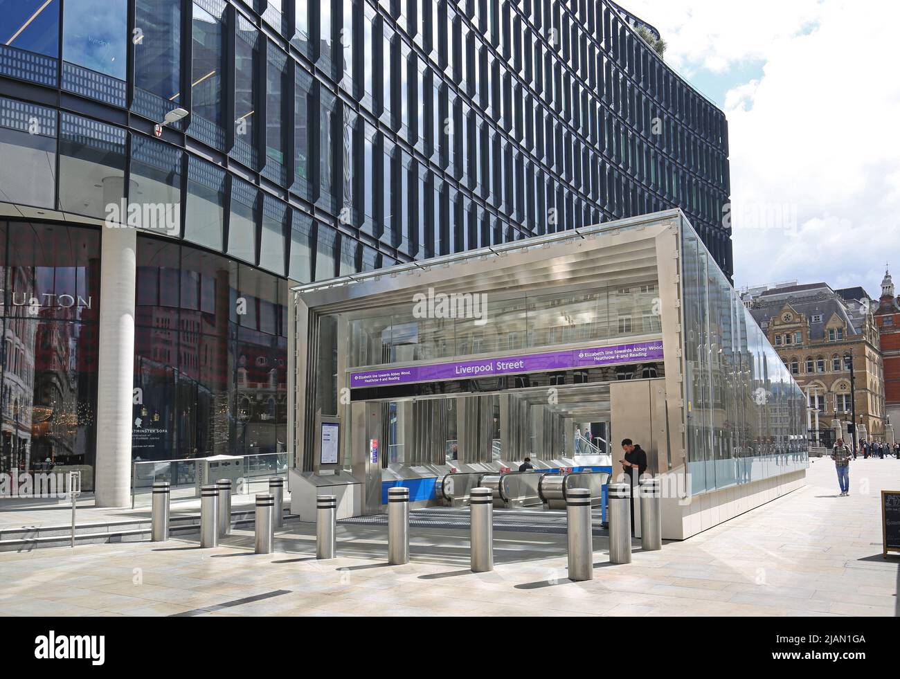Londres, la recién inaugurada Elizabeth Line (Crossrail). Entrada en planta baja en la estación de Liverpool Street. Nuevo vestíbulo con escaleras mecánicas acristaladas. Foto de stock