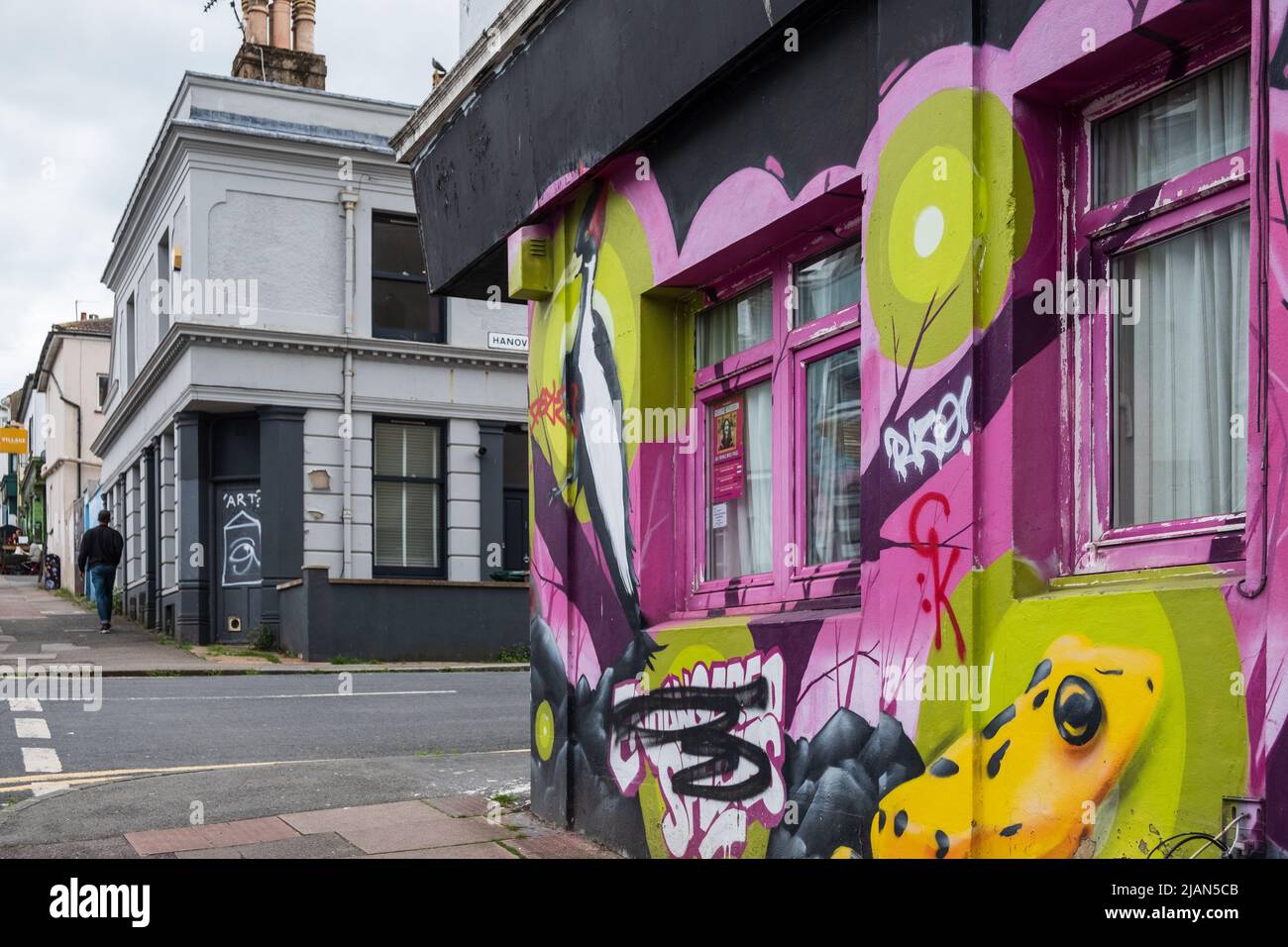 El arte callejero se defivía con etiquetas de graffiti en Islingword Road, en el barrio de Hanover en Brighton Foto de stock