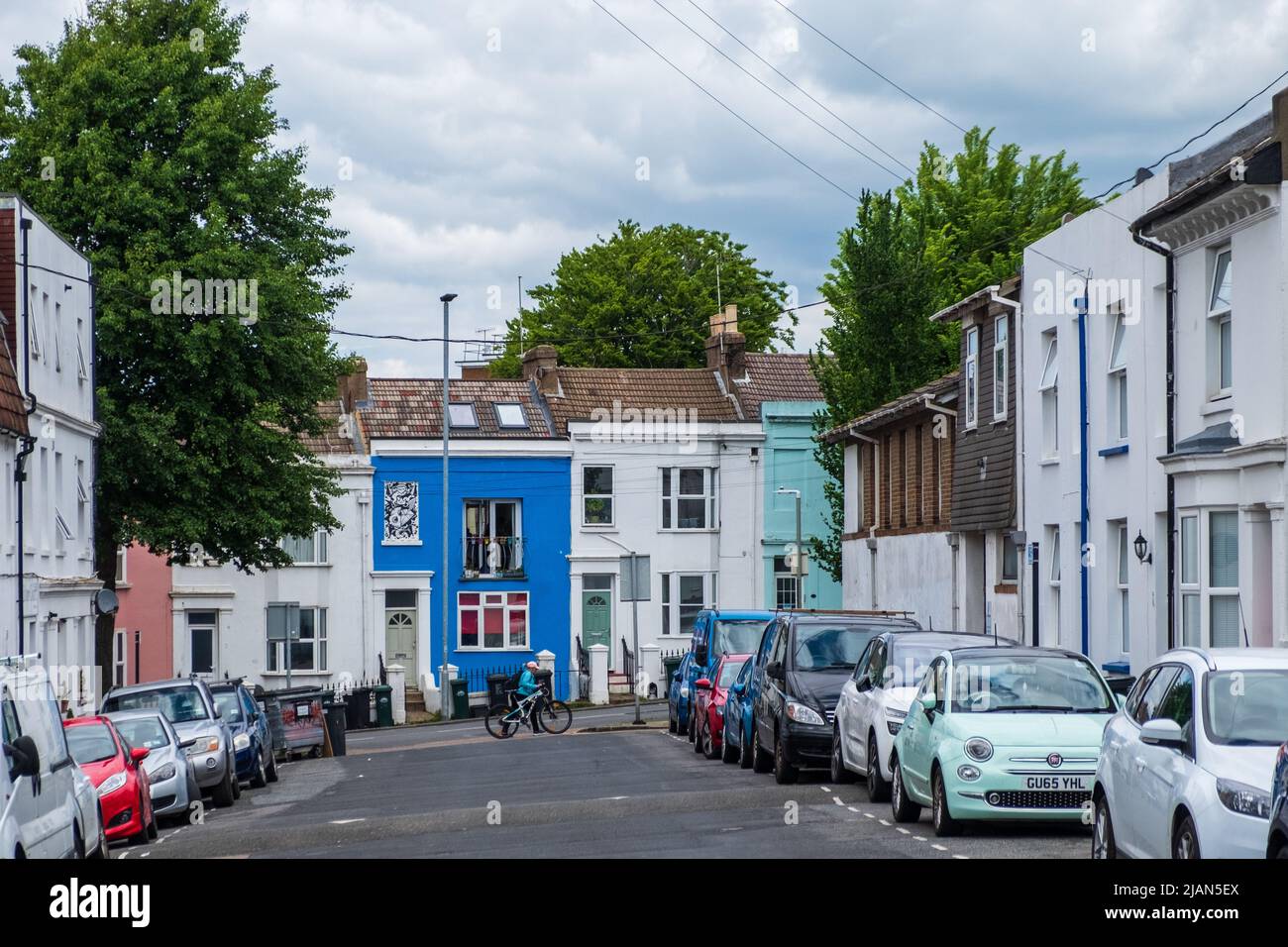 Vea a lo largo de Milton Road hacia más casas adosadas en Elm Grove en el barrio de Hanover en Brighton Foto de stock