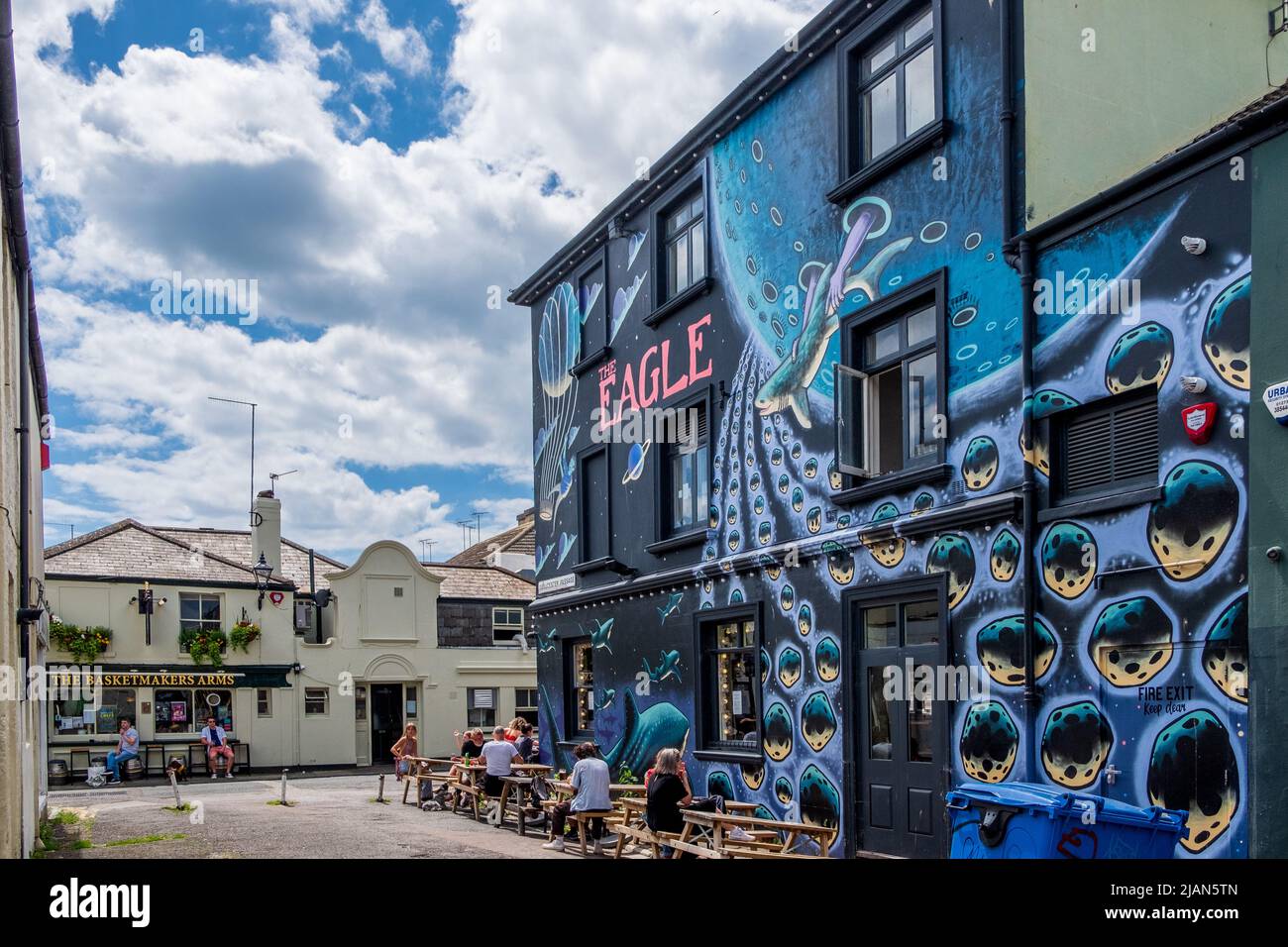The Eagle con su gran mural y Basketmakers Arms, dos populares pubs en la cosmopolita North Laine de Brighton. Foto de stock