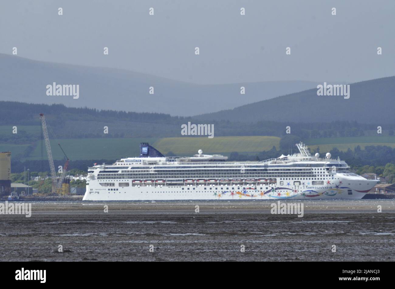 El gran crucero ( Norwegian Star ) sale de Invergordon en el fiordo de Cromarty, Easter Ross, Escocia, Reino Unido Foto de stock