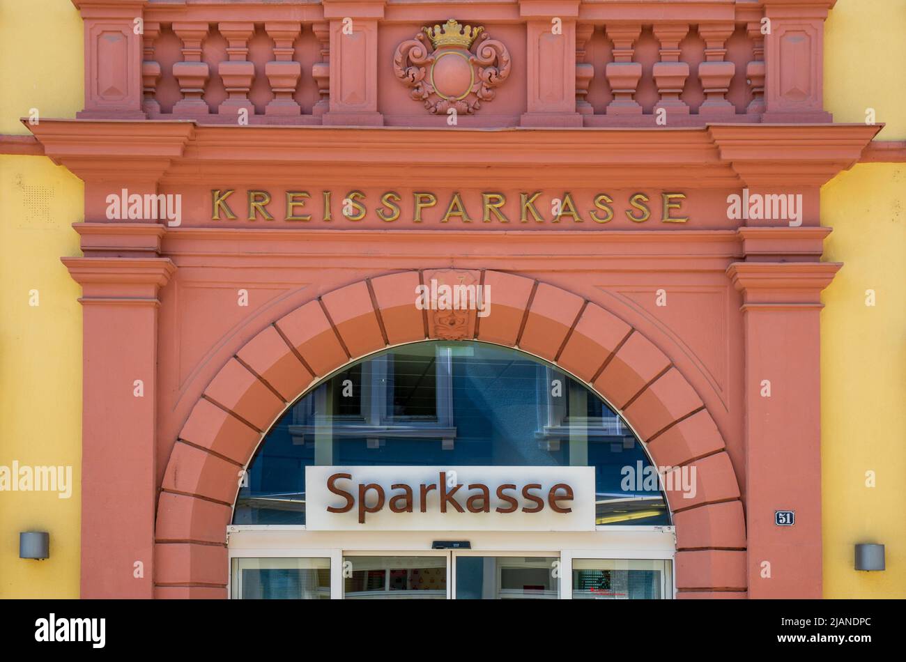Portal der Kreissparkasse en Ochsenfurt Foto de stock
