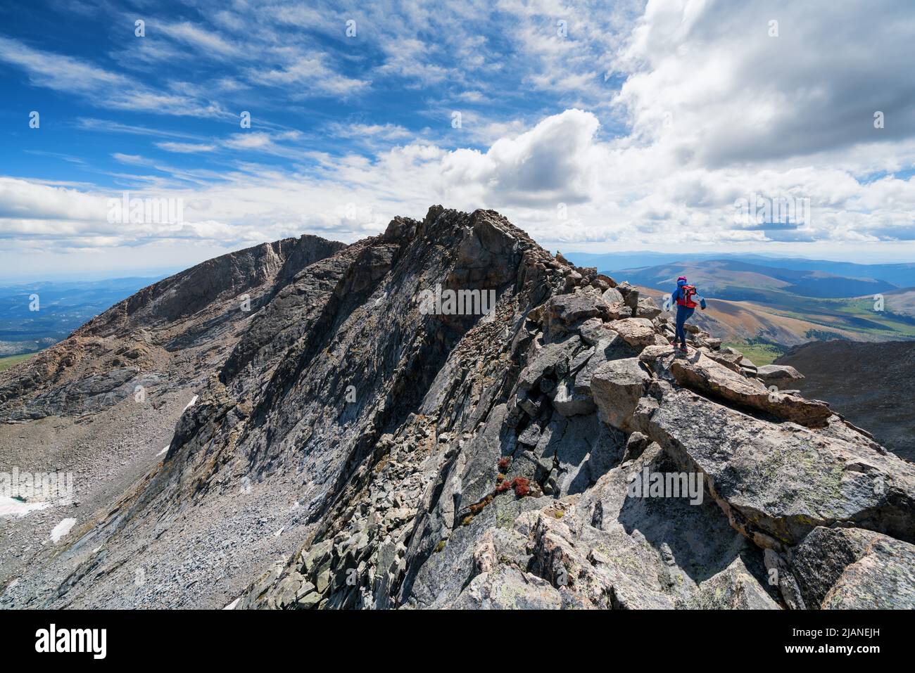 Senderismo hacia la cumbre del Monte Evans, Montañas Rocosas, Colorado, Estados Unidos Foto de stock