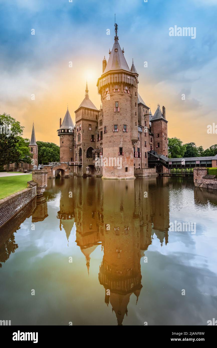 Castillo al atardecer en Utrecht, Países Bajos. Foto de stock