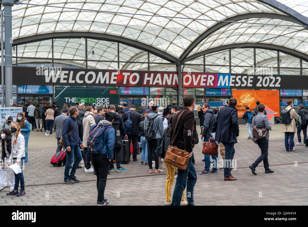 Primer día en Hannover Messe 2022, feria industrial, después de 2 años de Corona break, Baja Sajonia, Alemania Foto de stock