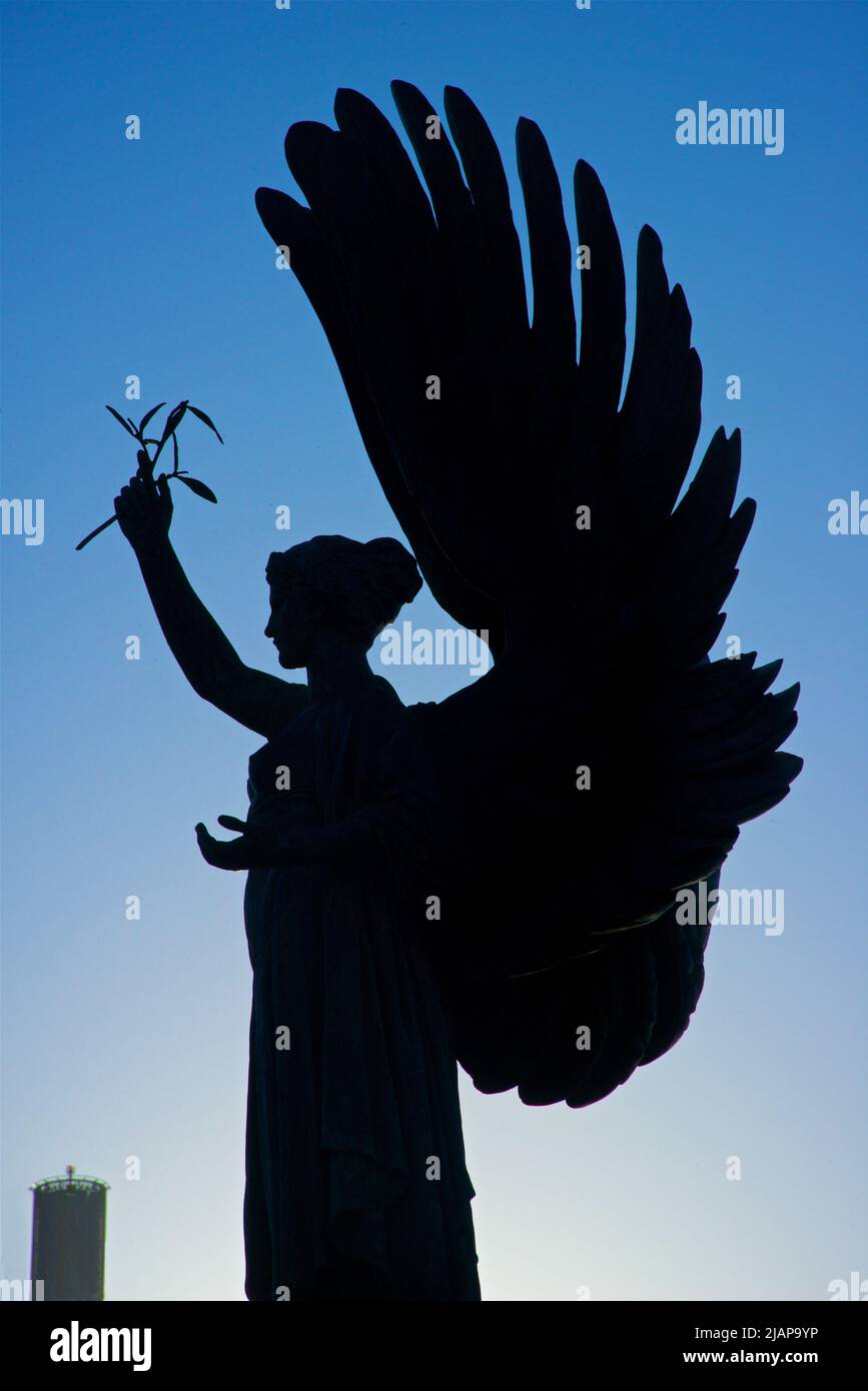 Silueta de la Estatua de la Paz de un Ángel en la frontera de Brighton Hove. Monumento erigido 1912. Brighton y Hove, Inglaterra. La torre i360 en el fondo. Foto de stock