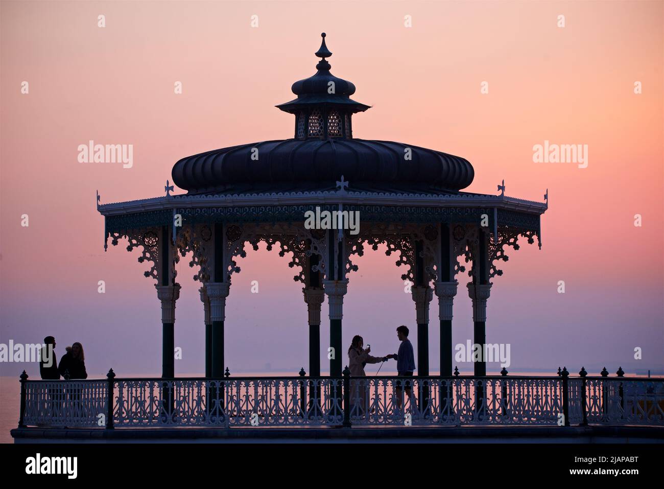 Bandstand victoriano de Brighton. Brighton & Hove, East Sussex, Inglaterra. Cielo rosa oscuro al atardecer. Foto de stock