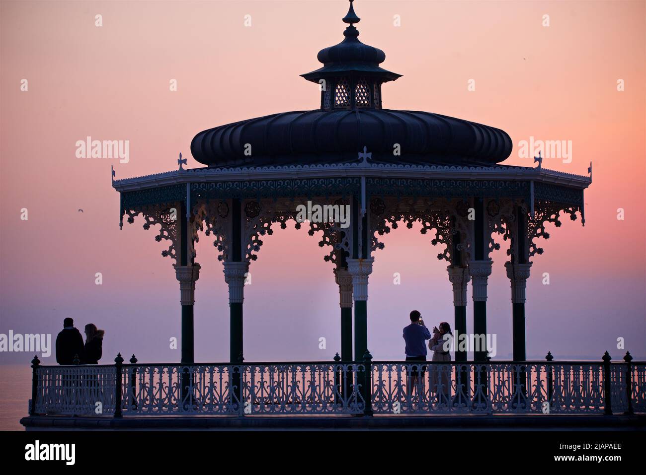 Bandstand victoriano de Brighton. Brighton & Hove, East Sussex, Inglaterra. Cielo rosa oscuro al atardecer. Foto de stock