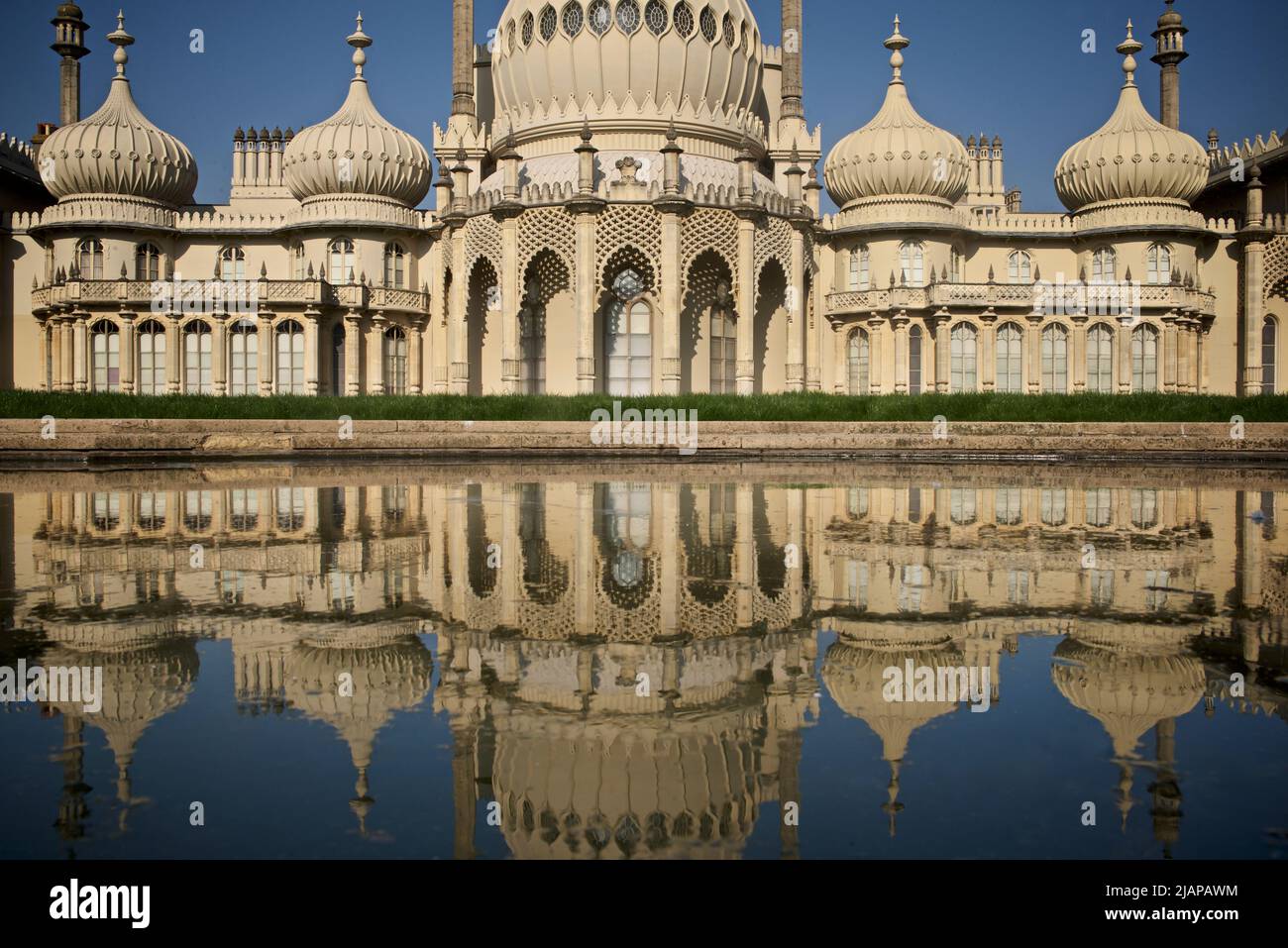 El Pabellón Real de Brighton, Brighton. Brighton, East Sussex, Inglaterra, Reino Unido. Reflejo del Pabellón Real en el estanque. Avivamiento Indo-Saracénico. Foto de stock