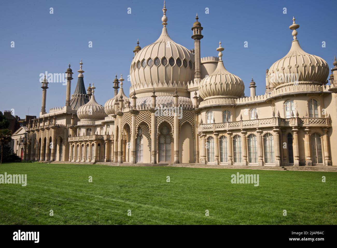 El Pabellón Real de Brighton, Brighton. Brighton, East Sussex, Inglaterra, Reino Unido. Royal Pavilion Gardens. Avivamiento Indo-Saracénico. Foto de stock
