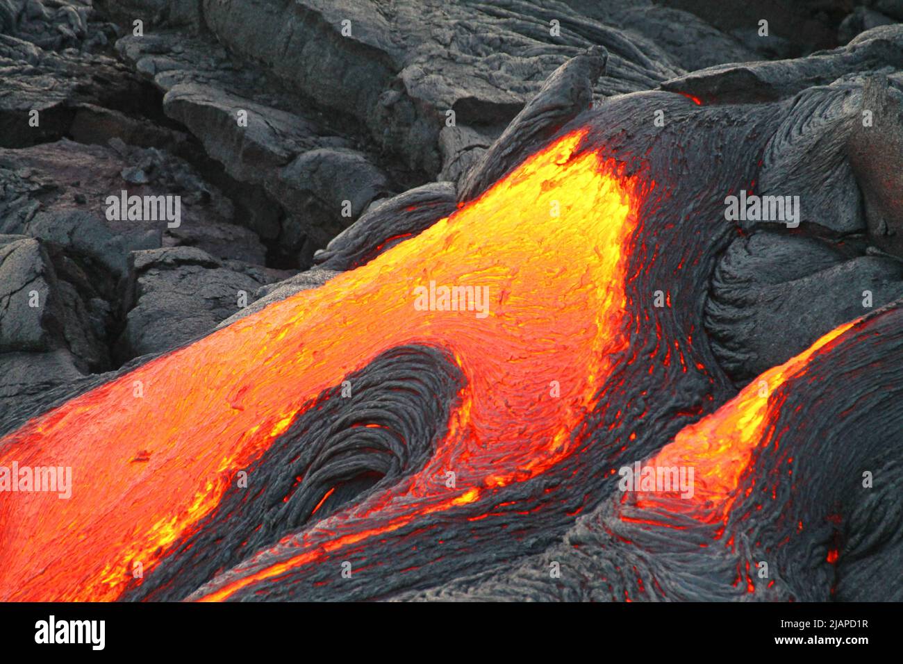 Lava de pahoehoe del respiradero, volcán Kilauea. Parque Nacional de los Volcanes de Hawái. Roca fundida en un flujo de lava. Una versión optimizada de una imagen del Servicio de Parques Nacionales. Crédito: NPS/L. Konrad Foto de stock