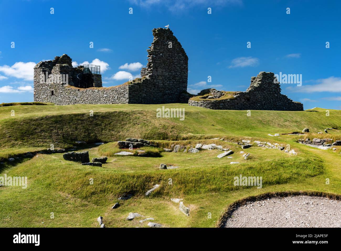 Jarlshof es el yacimiento arqueológico prehistórico más conocido de Shetland, Escocia. Se encuentra en Sumburgh, Mainland, Shetland y ha sido descrito como 'uno de los sitios arqueológicos más notables jamás excavados en las Islas Británicas'. Contiene restos que datan del 2500 BCE hasta el siglo 17th CE Foto de stock