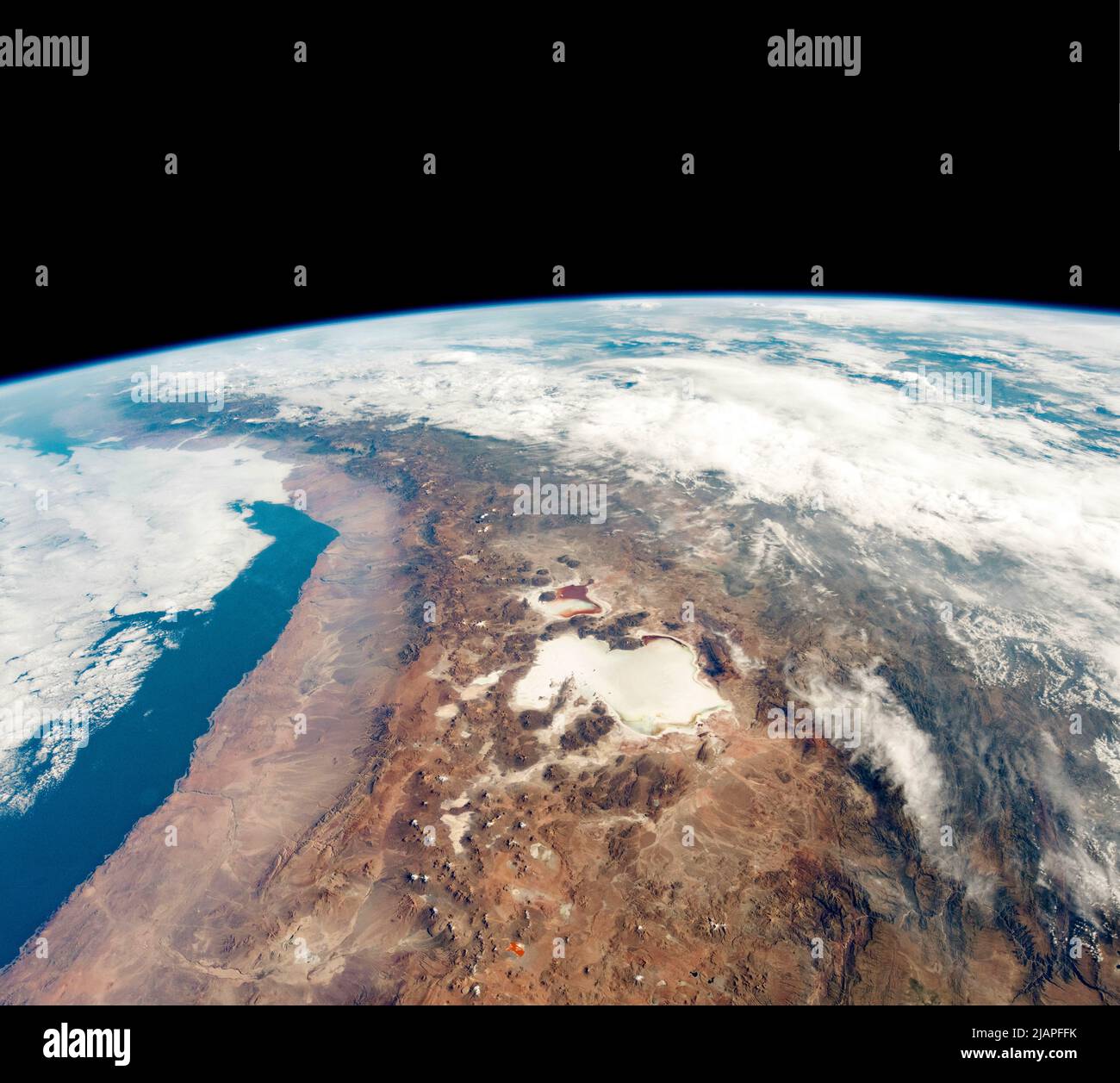Mientras orbitaba sobre América del Sur, un astronauta de la Estación Espacial Internacional tomó esta fotografía del desierto de Atacama y las numerosas salinas de los Andes a lo largo de la frontera de Chile y Bolivia. La pieza central es el Salar de Uyuni, el salar más grande de la Tierra. Captura regularmente la atención de los astronautas debido a su alto contraste con el paisaje marrón. La NASA utiliza el desierto de Atacama para probar hígados y otros instrumentos porque el área es un buen análogo para la exploración astrobiológica futura de Marte. Una versión optimizada y mejorada de las imágenes de la NASA. Crédito: NASA Foto de stock