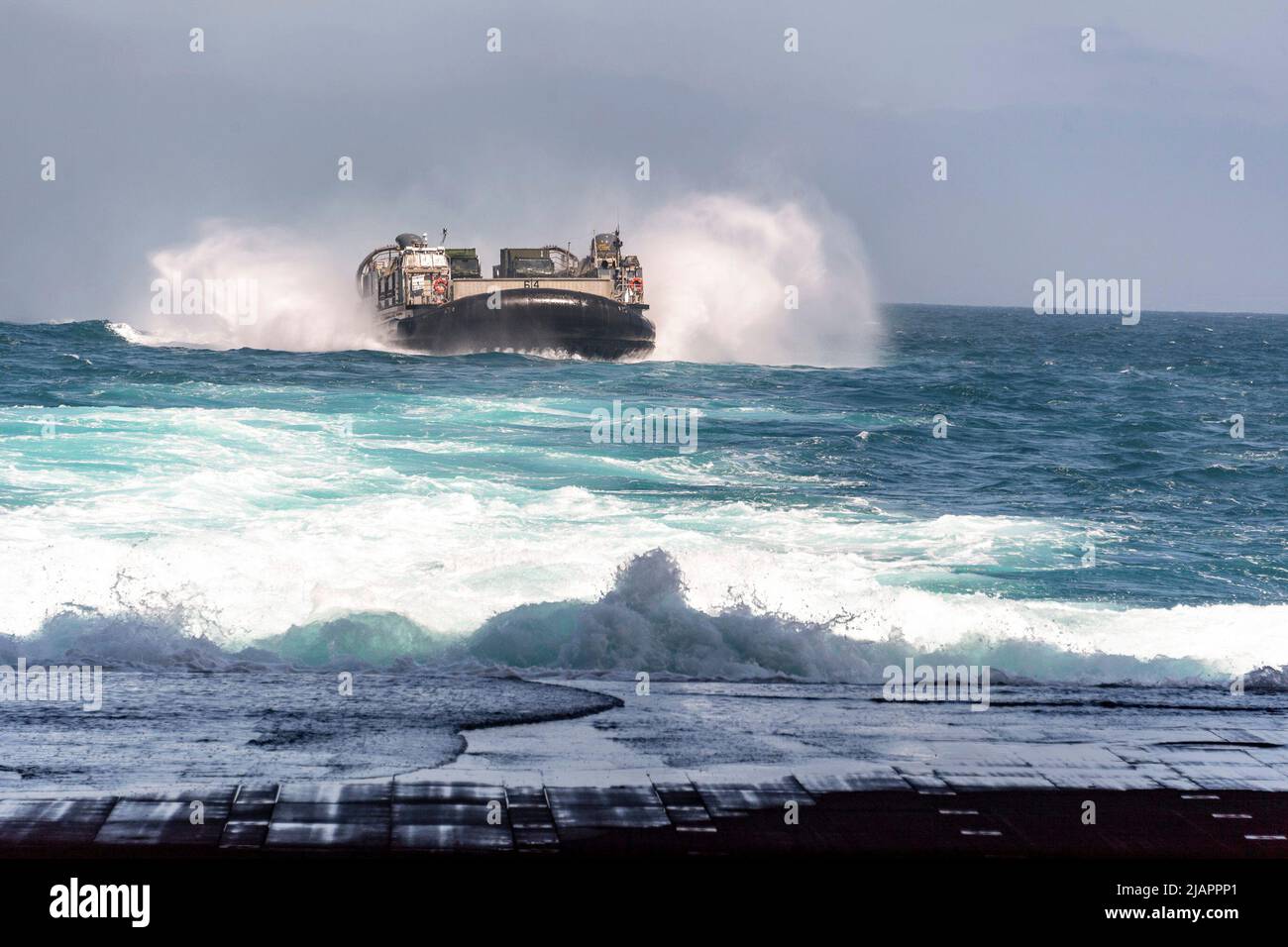 Océano Pacífico. 22nd de mayo de 2022. 2A aterrizando la nave, el cojín de aire (LCAC) se acerca a la cubierta de pozo del muelle de transporte anfibio de clase San Antonio USS Portland (LPD 27), 22 de mayo de 2022. Portland está realizando operaciones de rutina en la flota 3rd de EE.UU. Crédito: U.S. Navy/ZUMA Press Wire Service/ZUMAPRESS.com/Alamy Live News Foto de stock