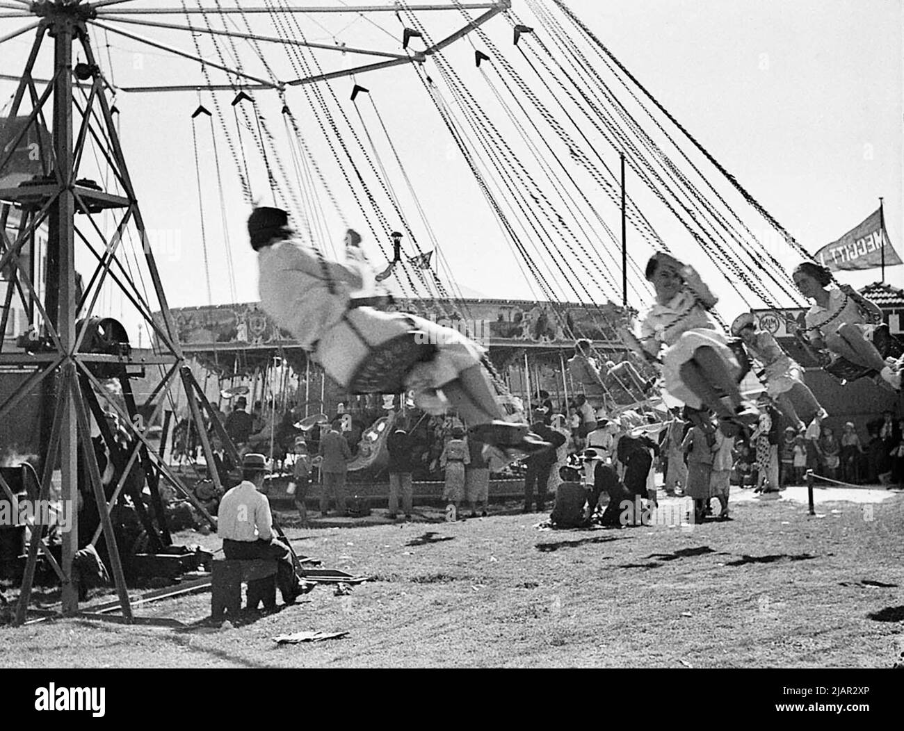 Las chicas que viajan en un paseo en swing en un carnaval a mitad de camino  en el Royal Agricultural Show (Australia) entre 1925 y 1957 Fotografía de  stock - Alamy