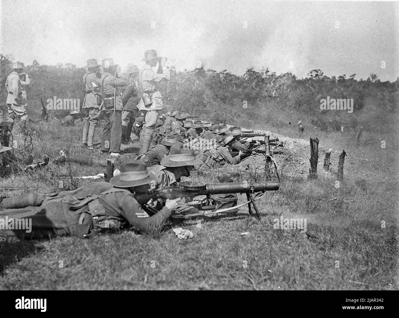 Los soldados de infantería australianos en la práctica de la mosquetería ca. 1930s Foto de stock