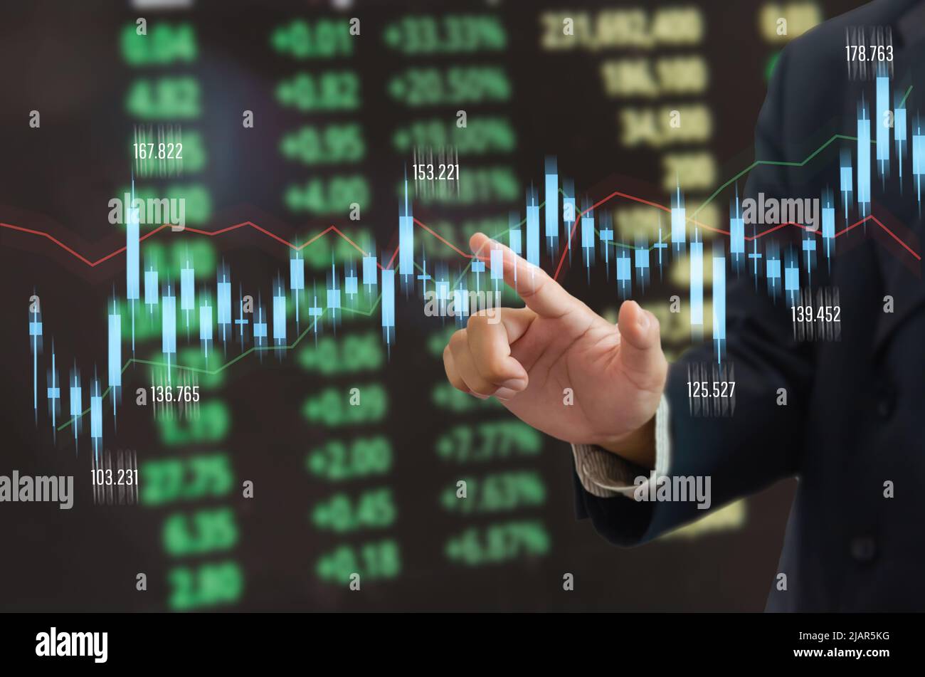 Pantalla digital táctil de hombre de negocios con indicadores de gráficos forex.gráficos y gráficos de bolsa de valores.Concepto financiero de negocios. Foto de stock