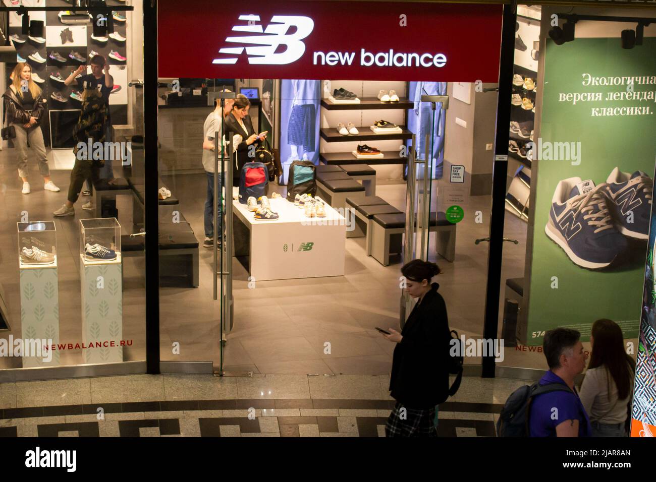 Moscú, Rusia. 30th de mayo de 2022. Un cliente camina por una boutique New  Balance en un centro comercial en Moscú. La boutique permaneció abierta en  junio de 2022. (Foto de Vlad