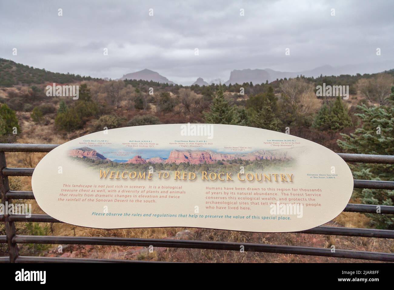 Cartel de bienvenida en la entrada del centro de información turística de Red Rock, Sedona, Arizona, Estados Unidos Foto de stock
