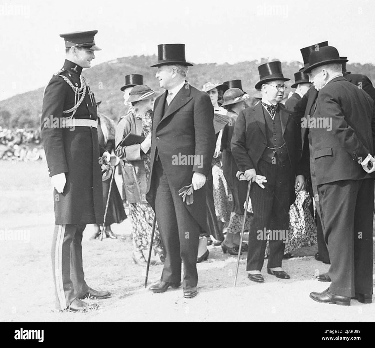 El Príncipe Enrique, Duque de Gloucester, se reunió con el Primer Ministro Joseph Lyons en su visita de 1934 a Australia Foto de stock