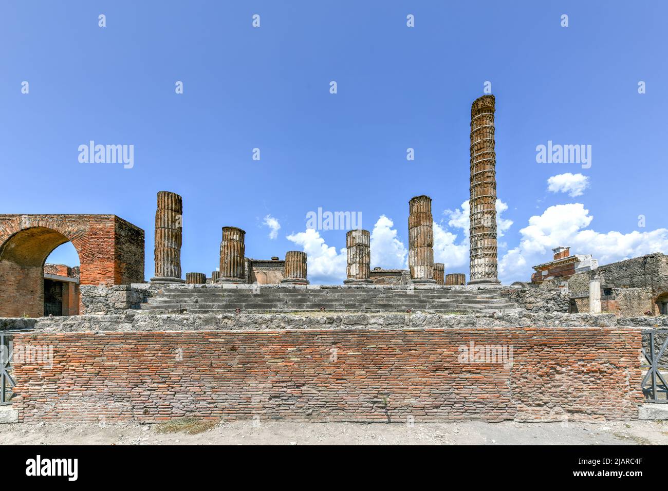 Templo de Júpiter (Tempio di Giove) en Pompeya. Ruinas de la antigua ciudad romana en Pompeya, provincia de Nápoles, Campania, Italia. Foto de stock