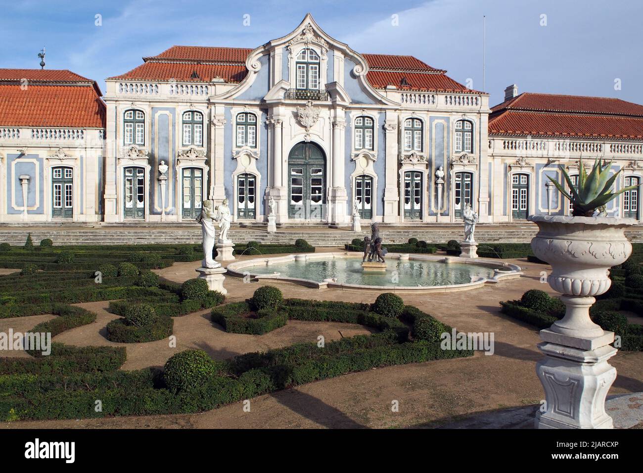 Salón de baile Ala a la izquierda y el jardín de Malta del Palacio de Queluz, cerca de Lisboa, Portugal Foto de stock