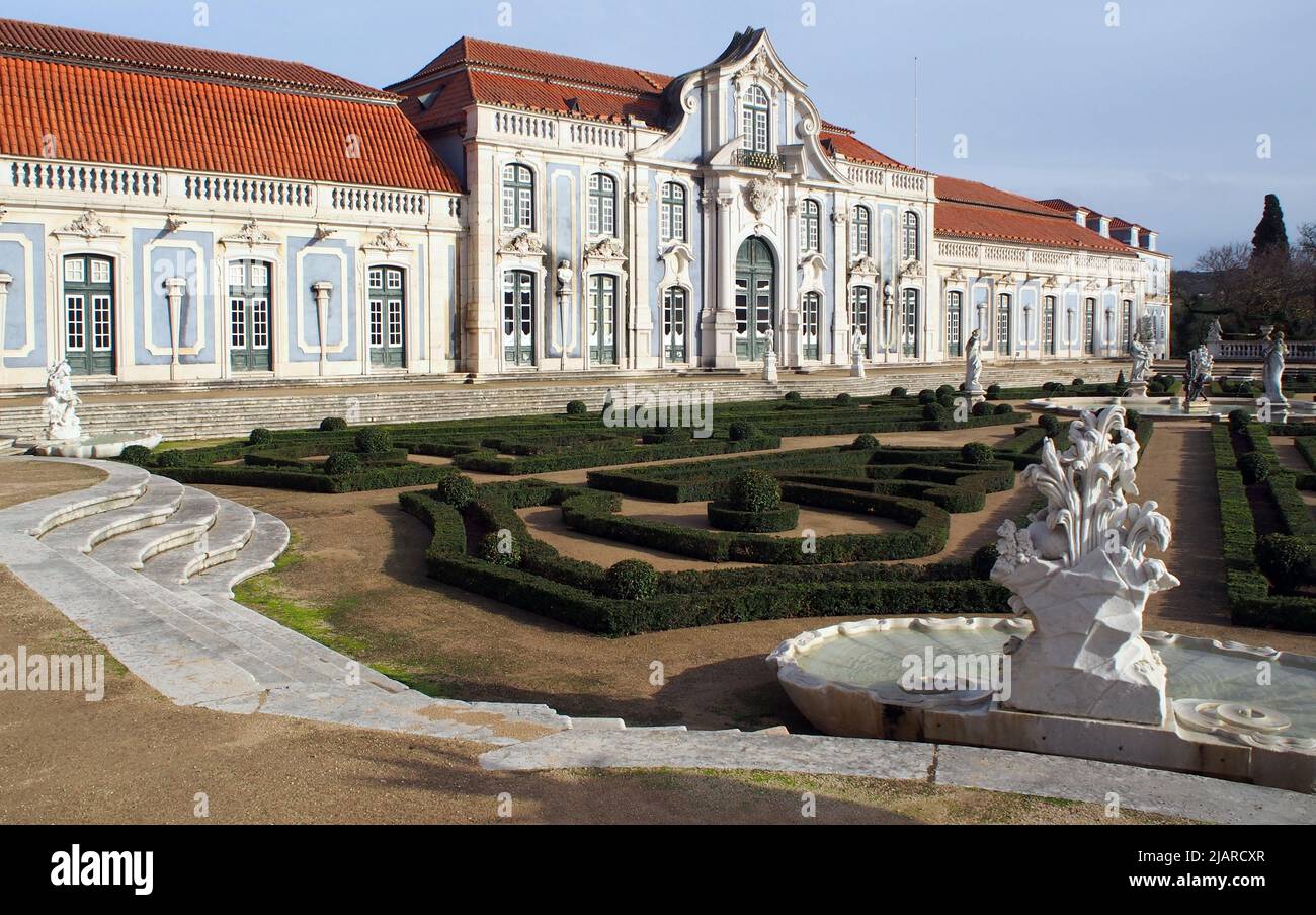 Salón de baile Ala a la izquierda y el jardín de Malta del Palacio de Queluz, cerca de Lisboa, Portugal Foto de stock