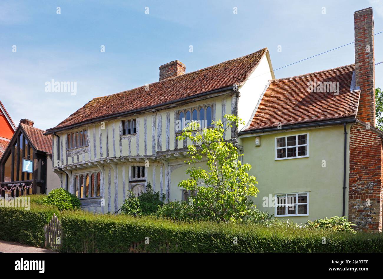 Una vista de una casa medieval bien conservada con entramado de madera en el pintoresco pueblo de Lavenham, Suffolk, Inglaterra, Reino Unido. Foto de stock
