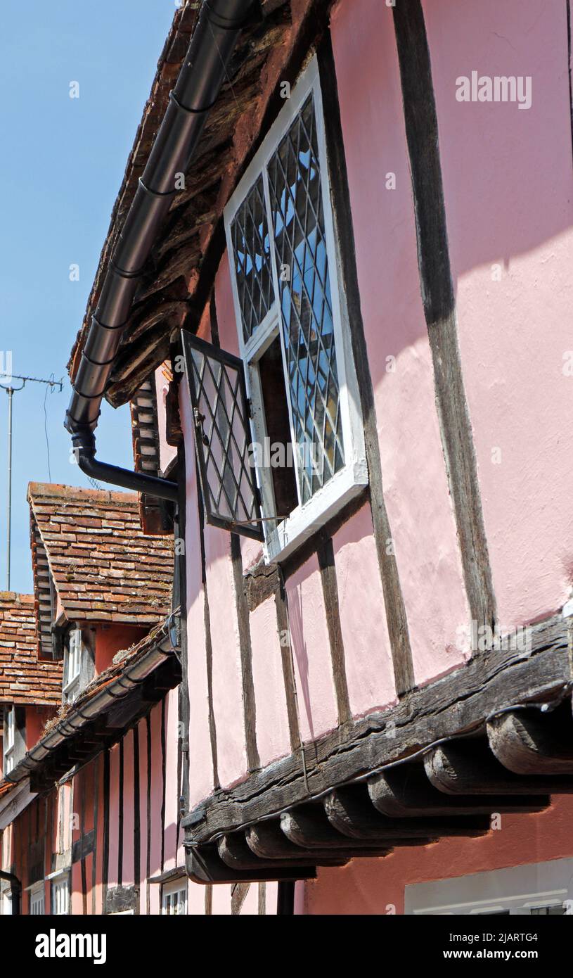 Detalle arquitectónico de la primera historia de una casa medieval bien conservada con entramado de madera en Lavenham, Suffolk, Inglaterra, Reino Unido. Foto de stock