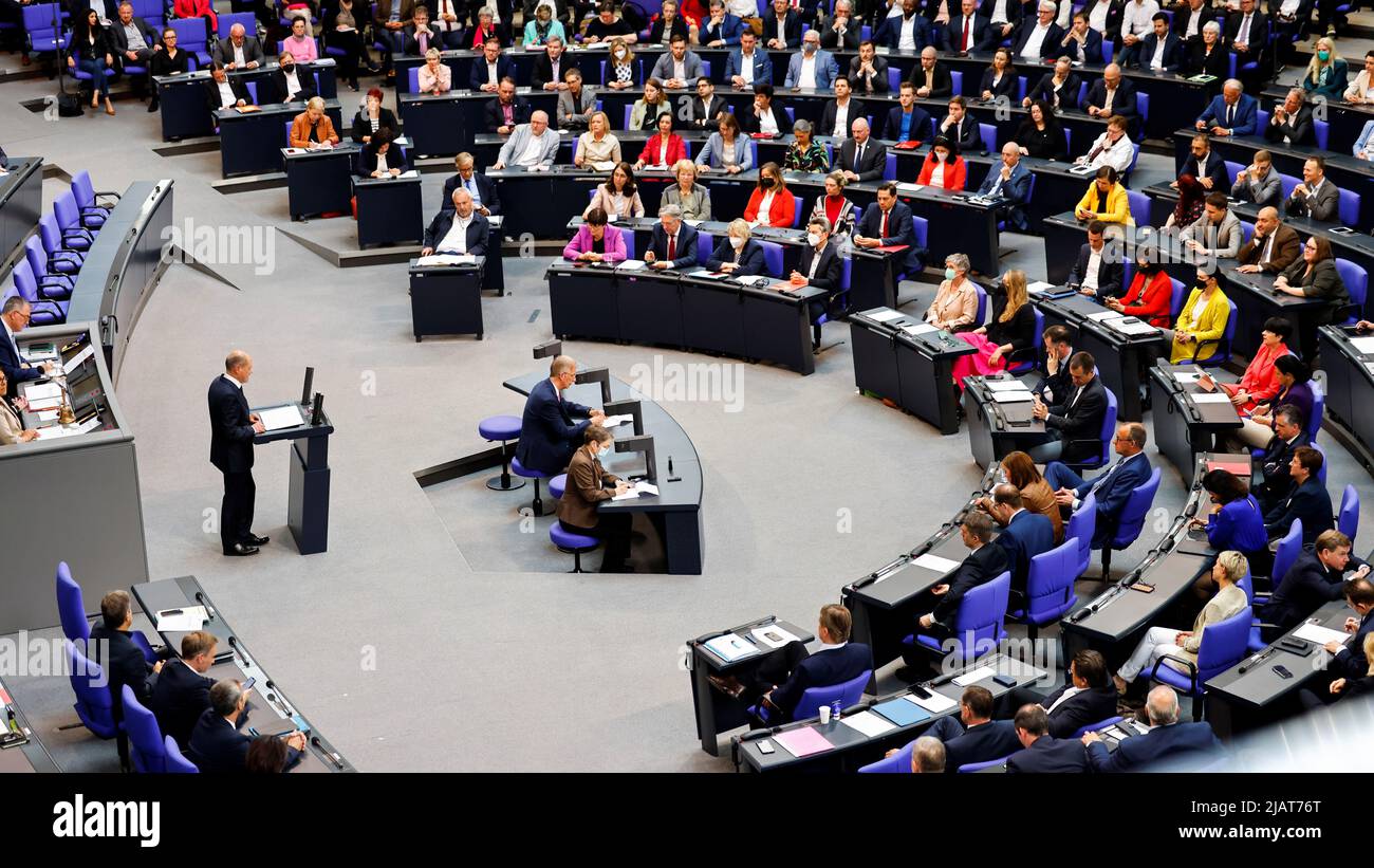 El Canciller alemán Olaf Scholz habla durante una sesión de la Cámara Baja del parlamento de Alemania, el Bundestag, en Berlín, Alemania, 1 de junio, 2022. REUTERS/Hannibal Hanschke Foto de stock