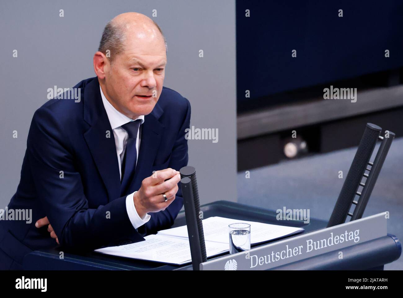 El Canciller alemán Olaf Scholz habla durante una sesión de la Cámara Baja del parlamento de Alemania, el Bundestag, en Berlín, Alemania, 1 de junio, 2022. REUTERS/Hannibal Hanschke Foto de stock