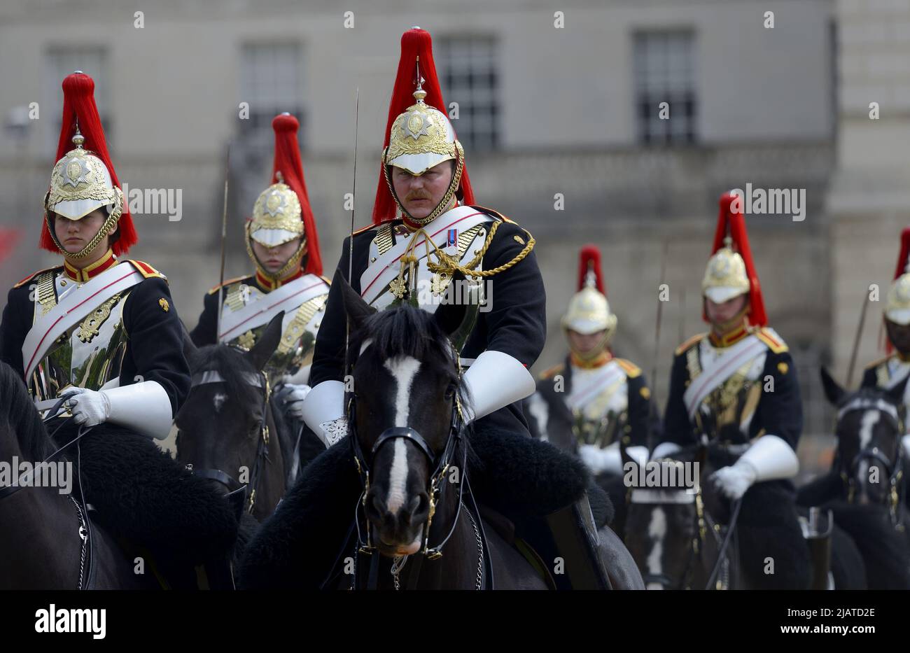 Londres, Inglaterra, Reino Unido. Cambio diario de la guardia en el desfile de los guardias de caballos - miembros de los Blues y Reales Foto de stock