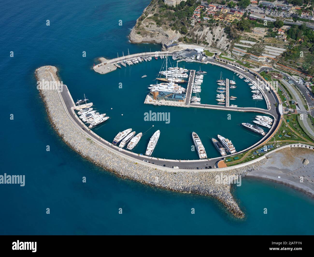 VISTA AÉREA. Nueva marina, inaugurada en 2021, utilizada principalmente para amarrar superyate. Administrado por los puertos de Mónaco. Ventimiglia, Liguria, Italia. Foto de stock